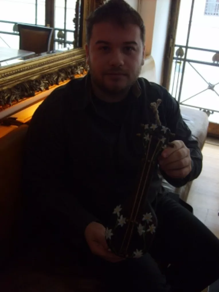 Andrei Burtea: "Sculptez si mandoline in lemn!"
