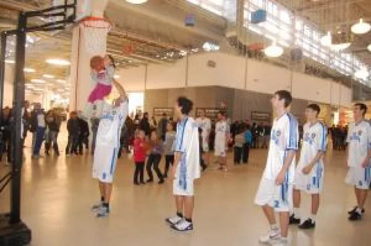 Baschetbalistii i-au distrat pe copii