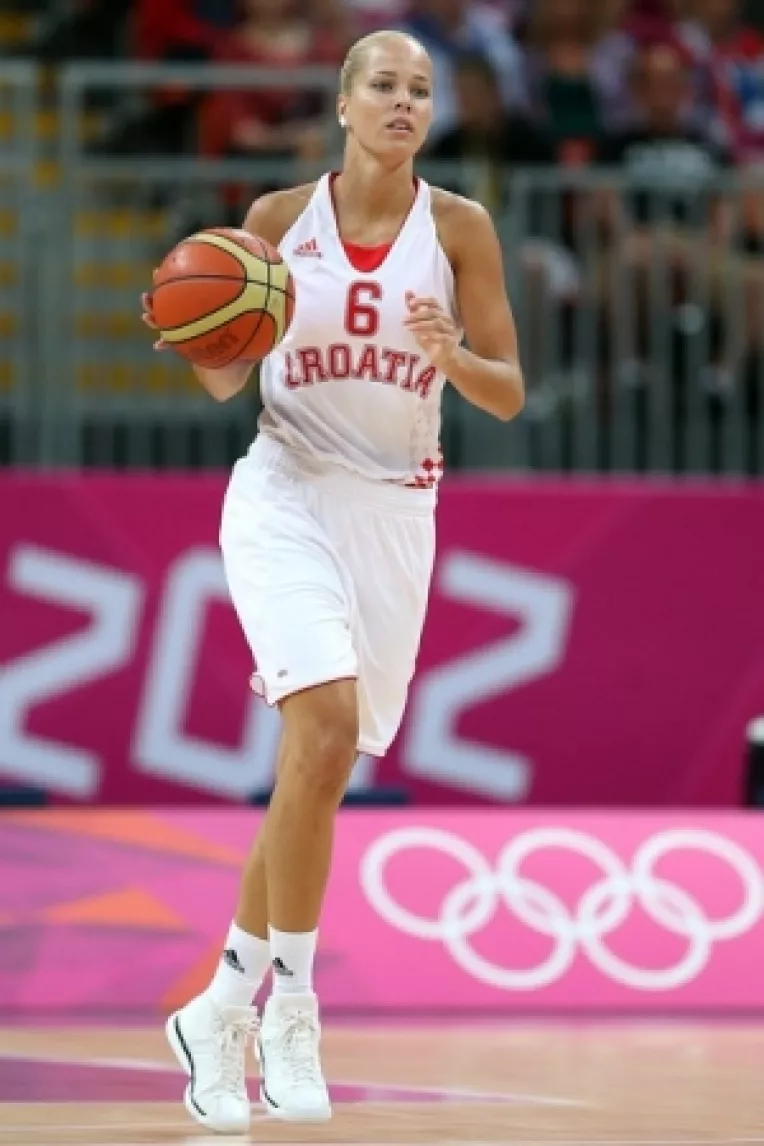 Cea mai sexy baschetbalista din lume, Antonija Misura, vine in Romania