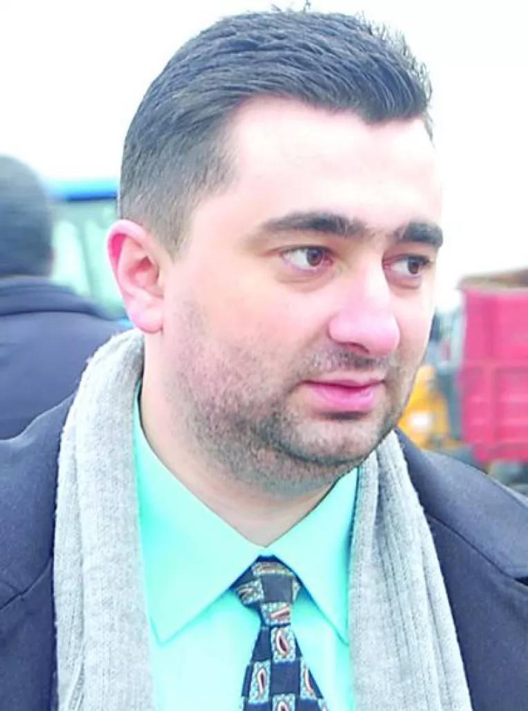 Demolare cu cantec
Patronul Bourbon acuza DADL ca i-a provocat distrugeri de 500.000 de euro