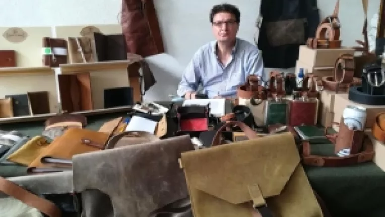 Emil Petrescu de la Handcrafted Goods: Pandemia nu m-a afectat, pentru ca eu am vandut in continuare obiectele de piele pe care le creez!