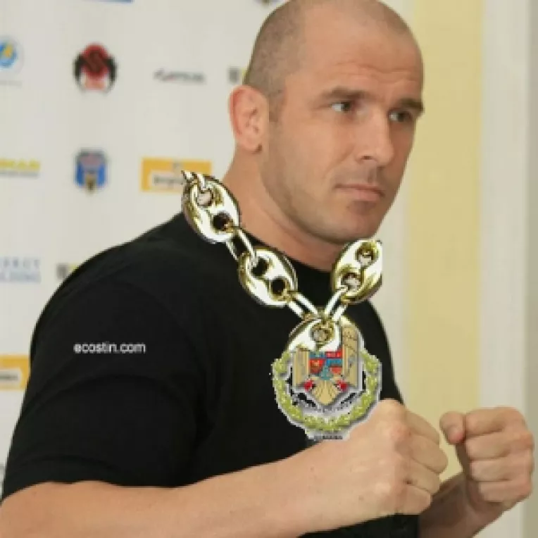 In 2009, Catalin Zmarandescu a vrut sa se sinucida