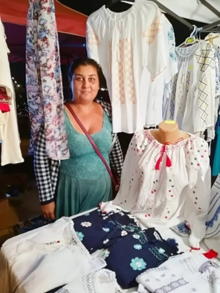 Mirela Ion din Bucuresti, la targul mesterilor populari, din Piata Prefecturii Calarasi