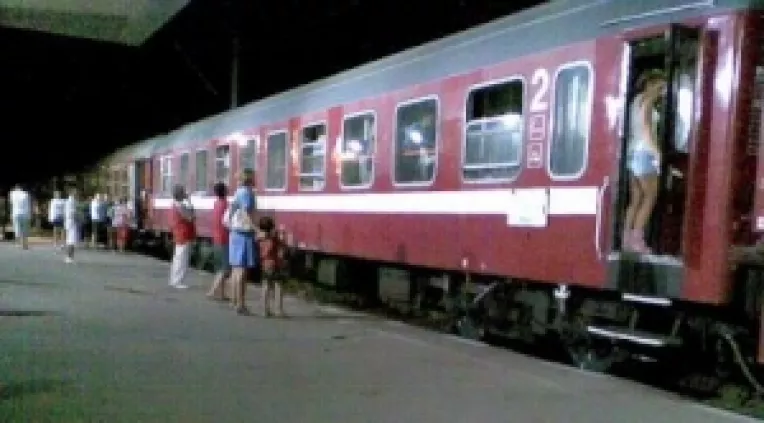 Toti studentii, indiferent de varsta, inmatriculati la forma de invatamant cu frecventa (licenta, master, doctorat), circula gratuit cu trenul