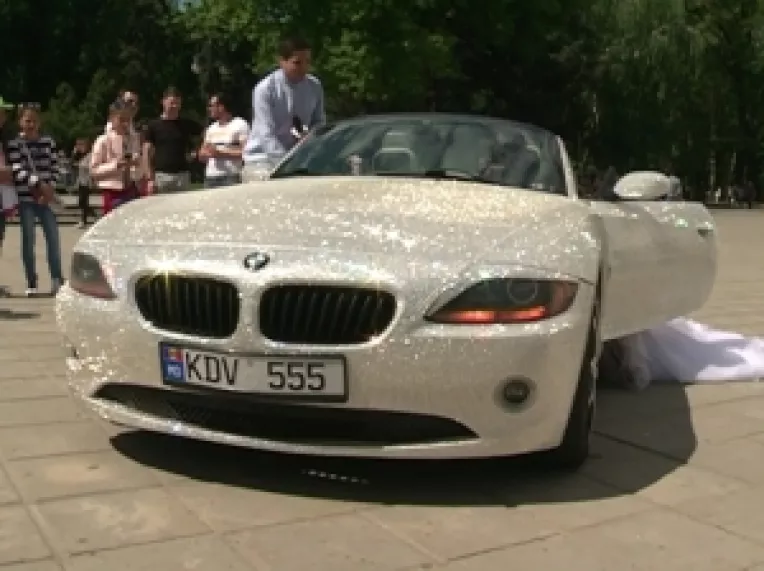 Unicat la Chisinau : Victor Danila si-a acoperit BMW-ul cu cristale Swarovski