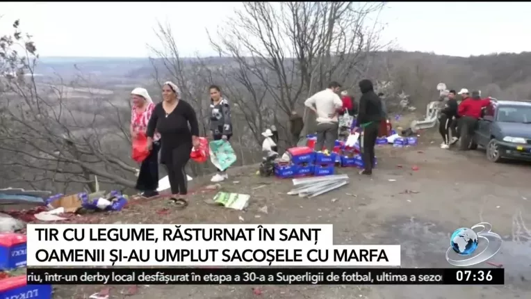 Zeci de oameni au luat saci cu legume dintr-un TIR rasturnat intr-o rapa, in padure Starmina din Mehenditi